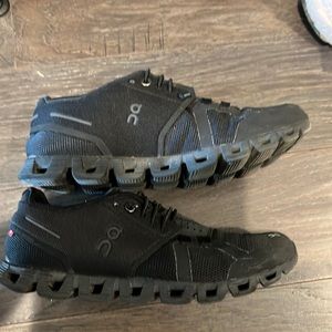 On cloud running shoe size 7.5